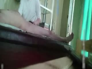 探访按摩店_猥琐大哥勾搭小美女打飞机，摸着良心撸管无!