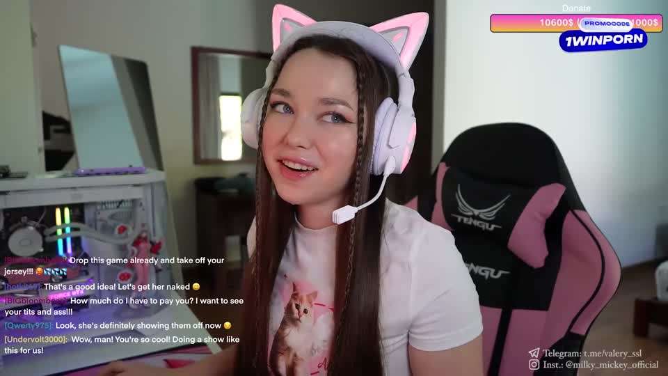 继兄弟看到了我的裸体直播。我不得不用性为他的沉默付出代价