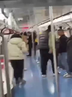 沈阳地铁出现裸奔女，现在的人呀都咋了