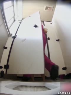 大学校园厕拍女同学蜜桃臀美鲍清纯少女尿尿窥视刺激！